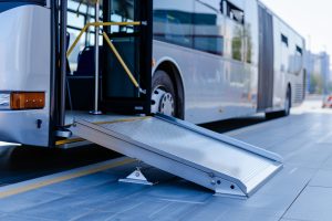 Mécanisme de rampe d'accès aux bus, inclusivité pour les passagers handicapés La photo présente une rampe d'accès pour les bus