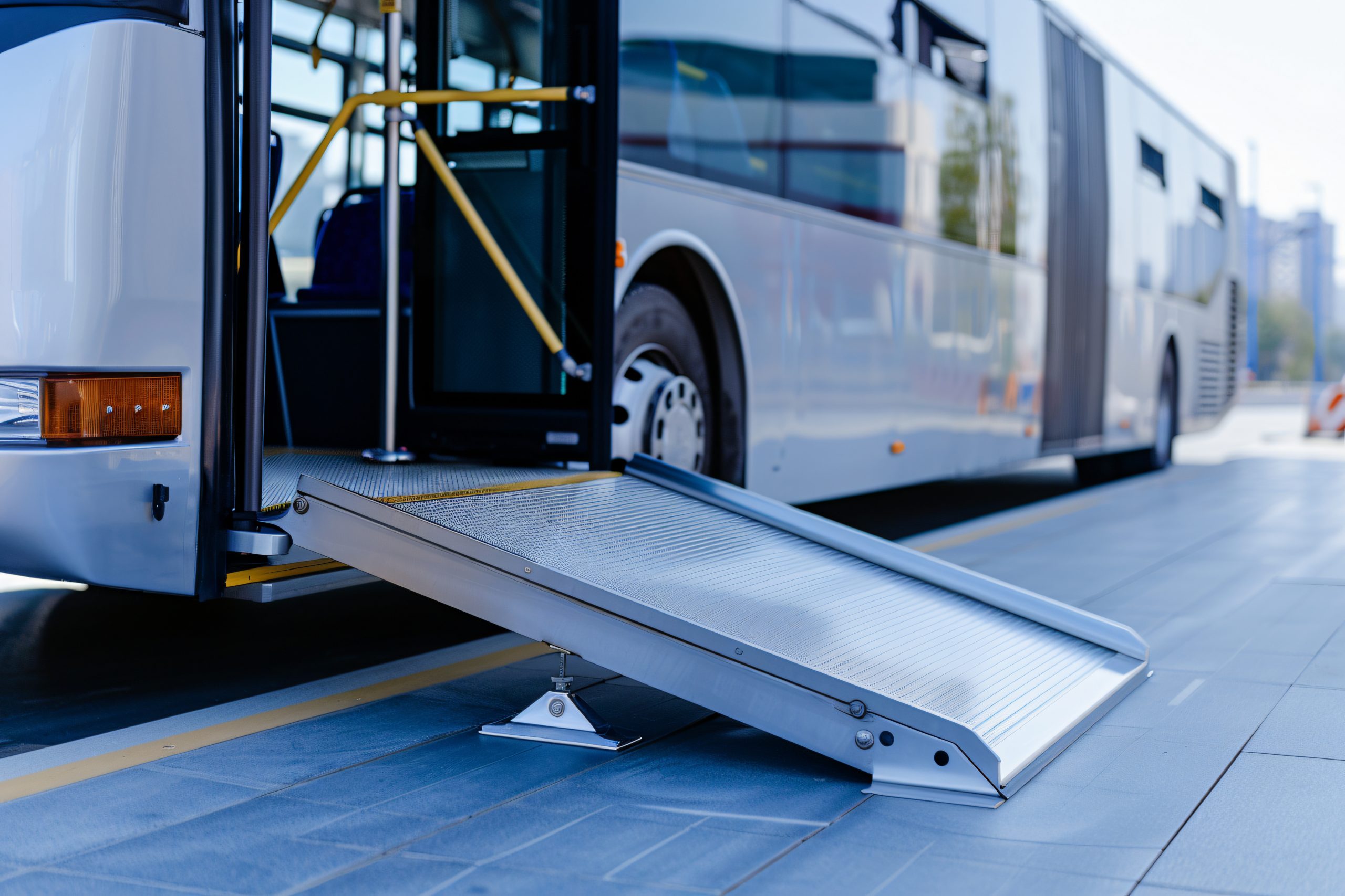 Mécanisme de rampe d'accès aux bus, inclusivité pour les passagers handicapés La photo présente une rampe d'accès pour les bus