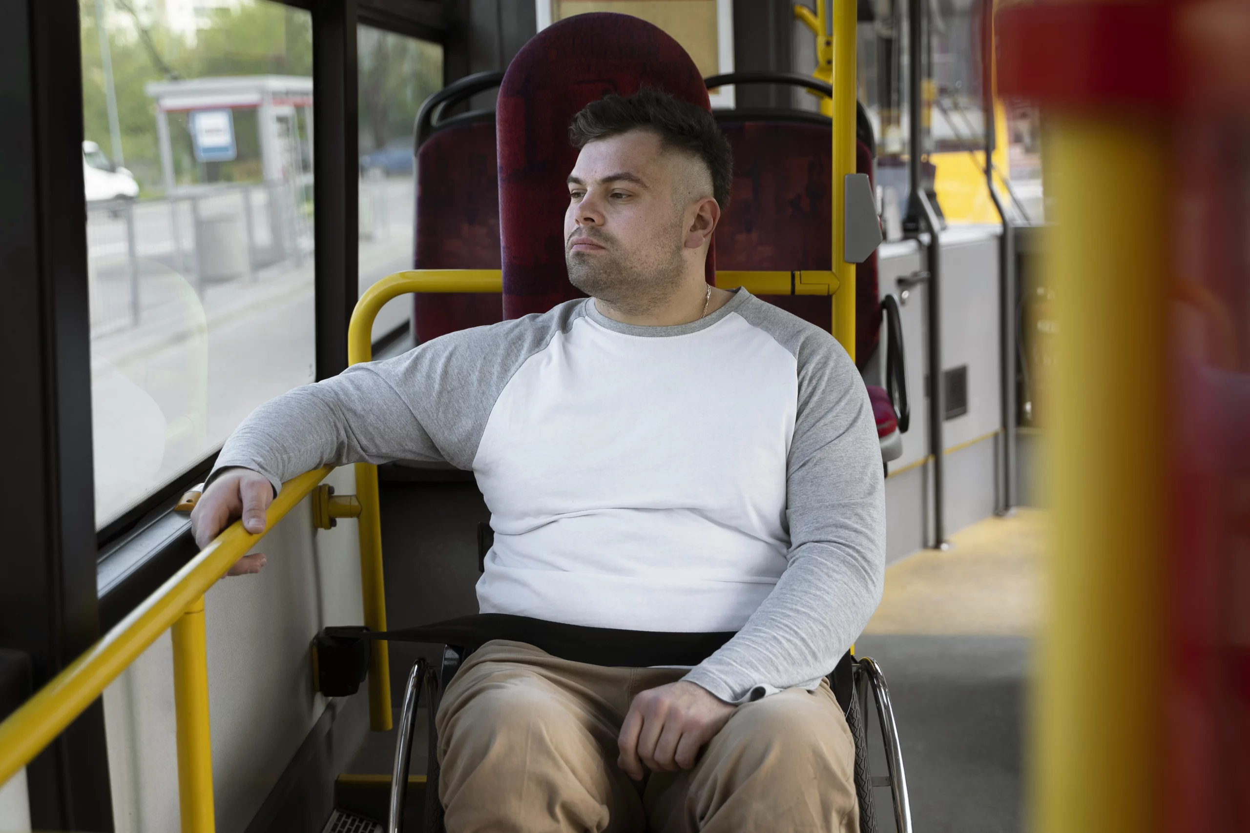 Personne-en-fauteuil-roulant C'est une personne en fauteuil roulant dans un bus